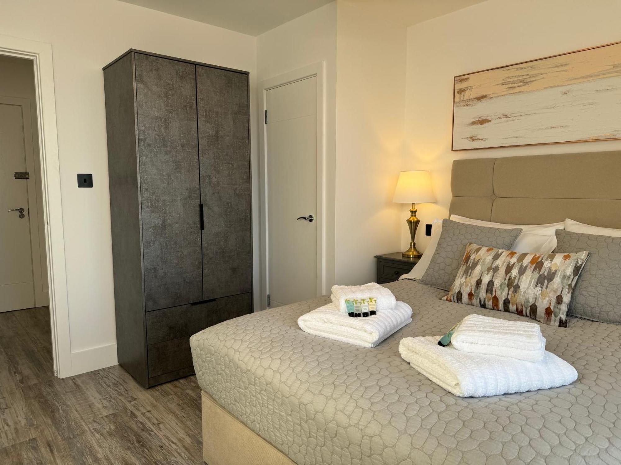 Elegant One Bedroom Apartment Swindon Exterior photo