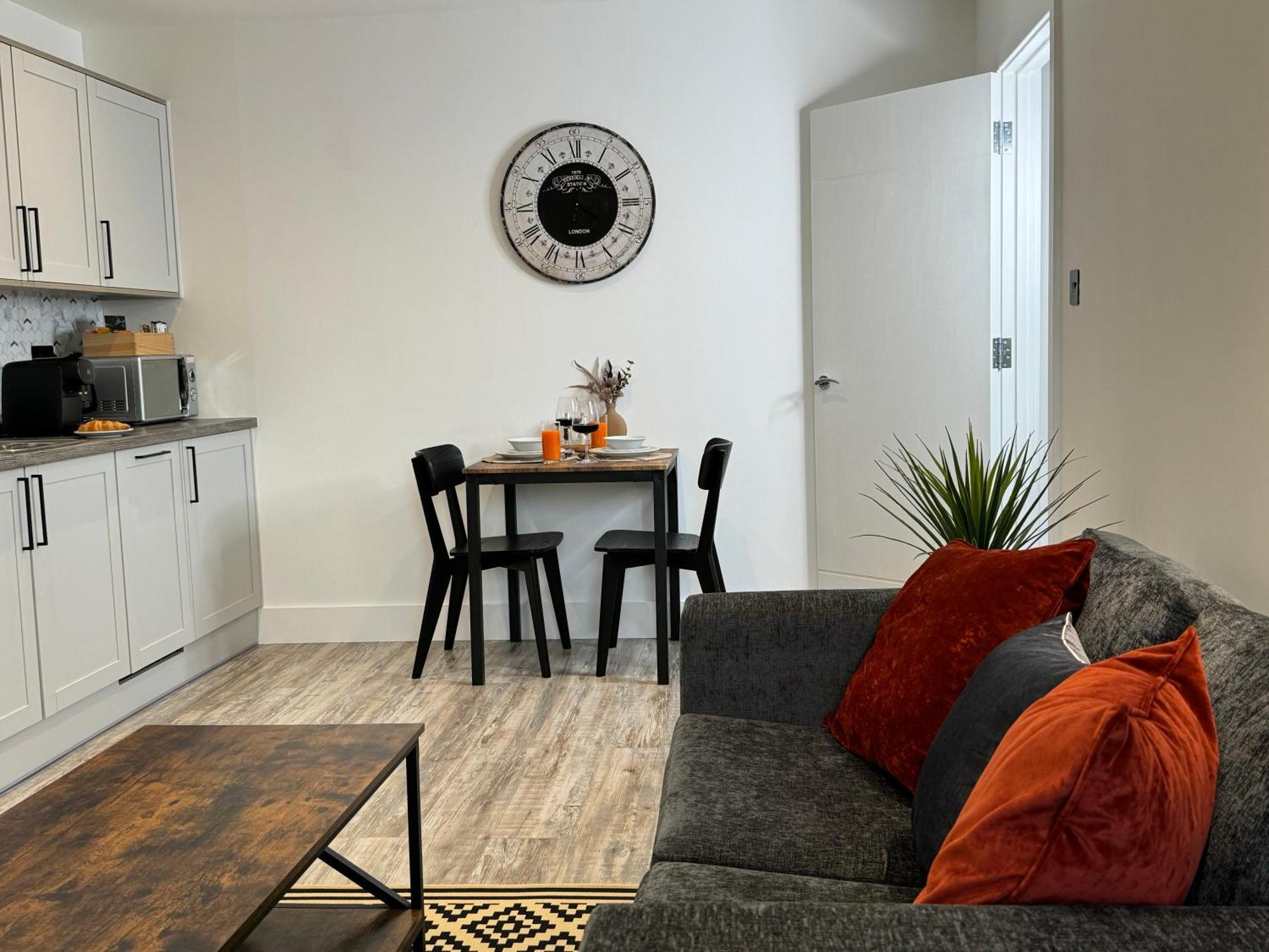 Elegant One Bedroom Apartment Swindon Exterior photo