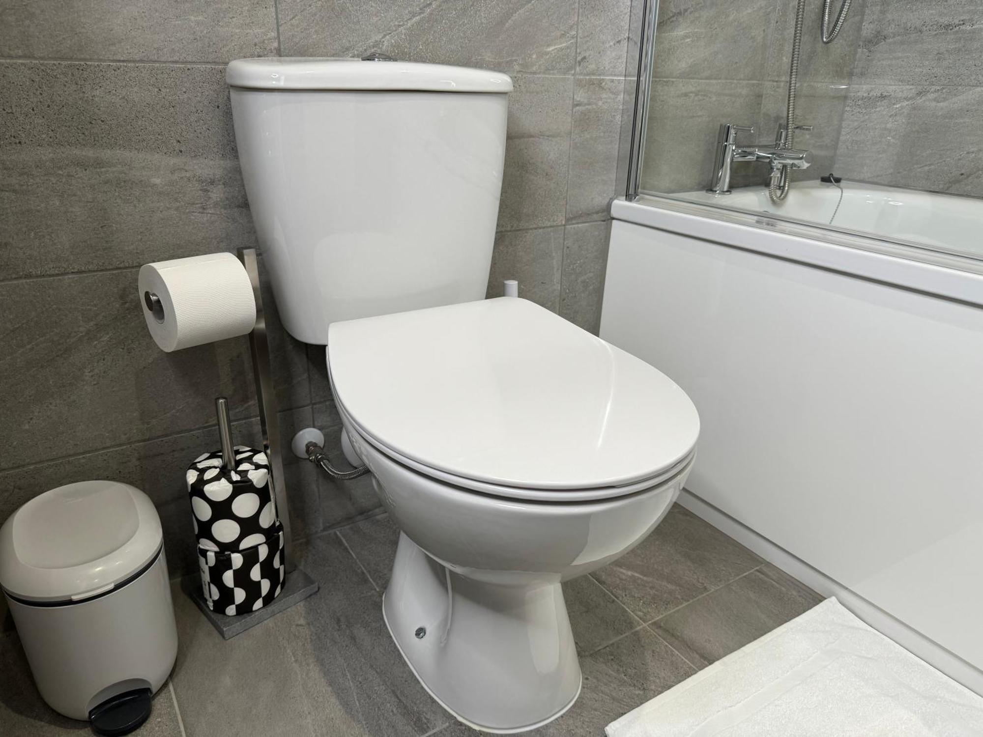 Elegant One Bedroom Apartment Swindon Exterior photo